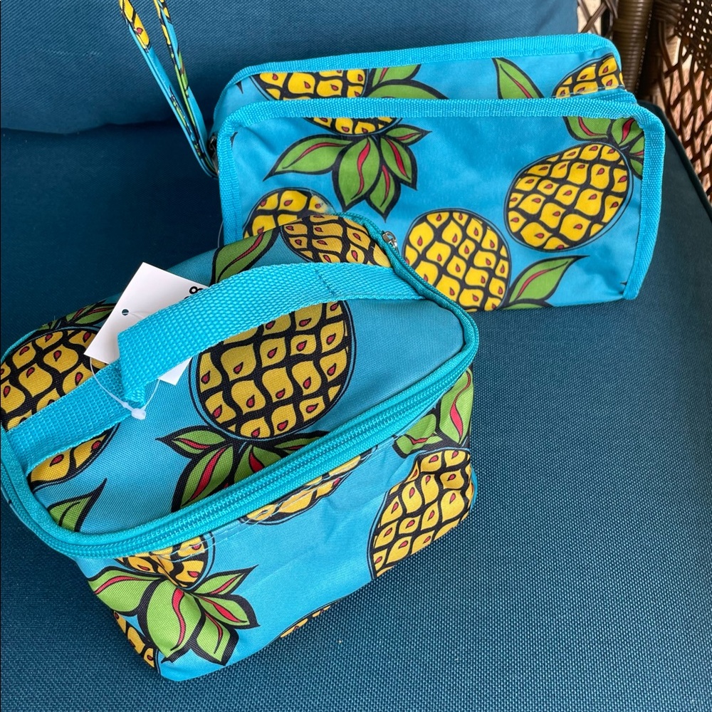 Hawaiian Pineapple print utility bag. 4 slip pockets, 2 elastic straps, zip clse